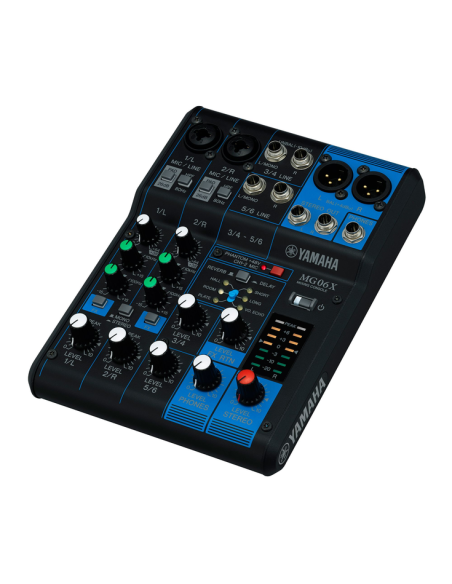 Yamaha MG06X – vue de trois-quarts de la console avec effets